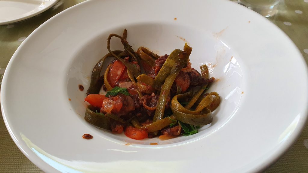 Sea spaghetti with tomato sauce